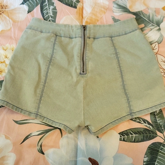 Kimchi Blue light wash denim summer shorts! - Picture 2 of 4